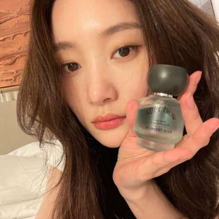 Jung Chae-yeon promoted the perfume brand After Blow. 